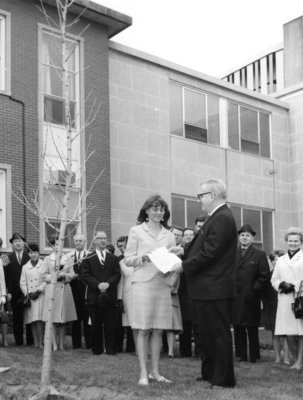 Waterloo Lutheran University Alumni Association gift presentation, 1967