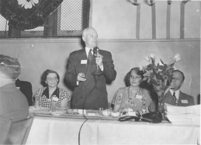 Gerald Hagey speaking at Alumni banquet