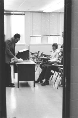 Gerald Noonan lecturing to students