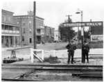 Deux hommes à la gare de train de Sturgeon Falls / Two men at the Sturgeon Falls railroad station