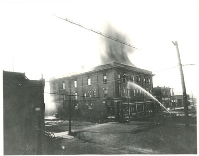 Incendie du magasin Michaud & Levesque, Sturgeon Falls / Michaud & Levesque store on fire, Sturgeon Falls