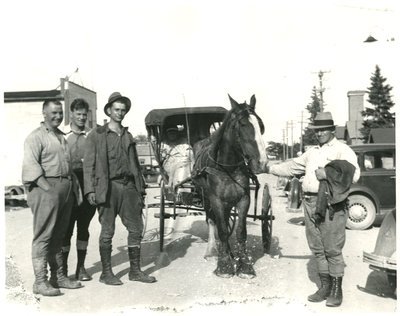 Quatre hommes et un cheval / Four men and a horse