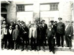 Groupe d'hommes devant l'hôtel Windsor, Sturgeon Falls / Group of men in front of the Windsor Hotel, Sturgeon Falls