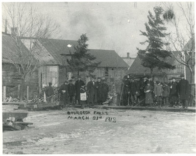 Groupe d'hommes, Sturgeon Falls / Group of men, Sturgeon Falls