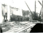 Hommes sur le site de construction du moulin / Men at a construction site of the mill