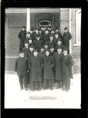 Un groupe de prêtres, Sturgeon Falls / Group of priests, Sturgeon Falls