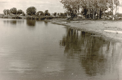 Vue de la rive et de l'eau, Cache Bay / View of the Water and Shoreline, Cache Bay