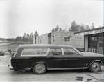 Une voiture en avant de la construction du Sunbeam Hotel / A car outside the construction of the Sunbeam Hotel