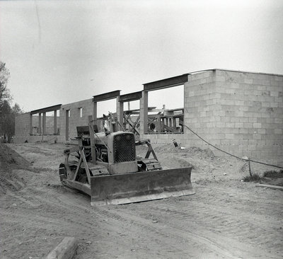 Bulldozer sur le site de construction du Sunbeam Hotel / Bulldozer on Site During the Construction of the Sunbeam Hotel