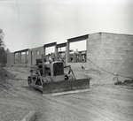 Bulldozer sur le site de construction du Sunbeam Hotel / Bulldozer on Site During the Construction of the Sunbeam Hotel