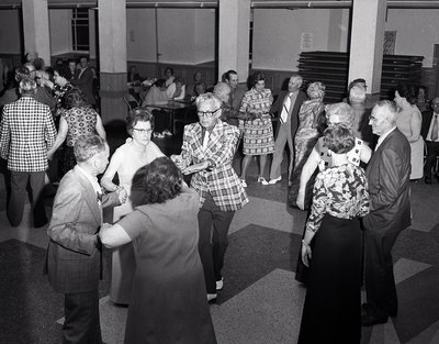 Danse carrée du club de l'âge d'or / Golden-age club square dance