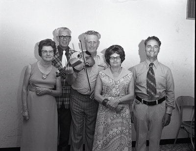 Photo de groupe à la danse carrée du Club de l'âge d'or / Group Picture at Golden Age Club Square Dance