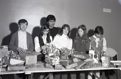 Élèves emballant des cadeaux de Noël / Students wrapping up Christmas presents