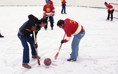 Hommes jouant du ballon balai / Men Playing Broomball