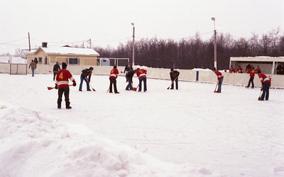 Hommes jouant du ballon balai / Men Playing Broomball