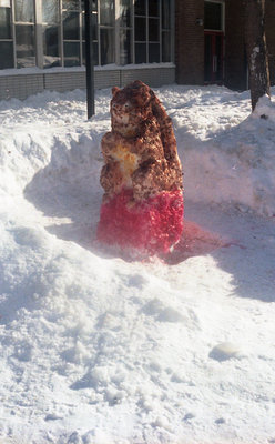 Sculpture de neige d'un ours / Bear Snow Sculpture