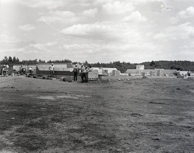 Construction de l'école Christ-Roi, River Valley / Construction of the Christ-Roi School, River Valley