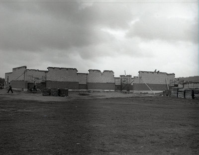 Construction de l'école Christ-Roi, River Valley /  Construction of the Christ-Roi School, River Valley