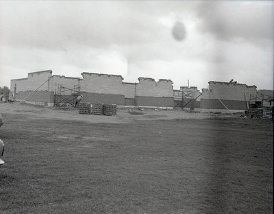 Construction de l'école Christ-Roi, River Valley / Construction of the Christ-Roi School, River Valley