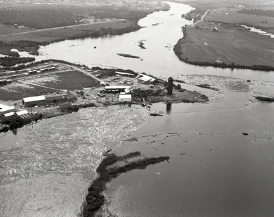 Incendie à la scierie de Goulard Lumber, Sturgeon Falls, 1974 / Fire at the Goulard Lumber sawmill, Sturgeon Falls, 1974