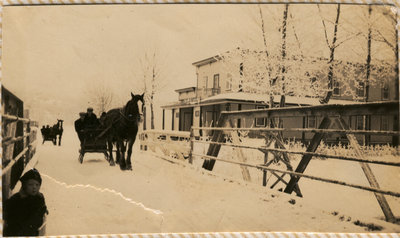 Hôtel et pont, Field /  Hotel and bridge, Field