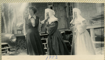 Pierrette Quenneville avec deux religieuses / Pierrette Quenneville with two nuns