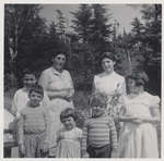 Mme. Eva Bidal avec ses six enfants / Mrs. Eva Bidal with her six children
