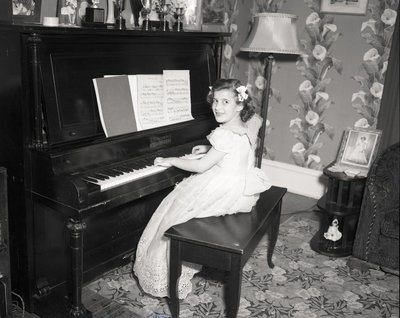 Enfant jouant du piano / Child Playing Piano