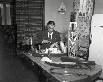 Homme qui assemble une lampe / Man assembling a lamp