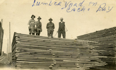 Parc à bois, Cache Bay / Lumber yard, Cache Bay