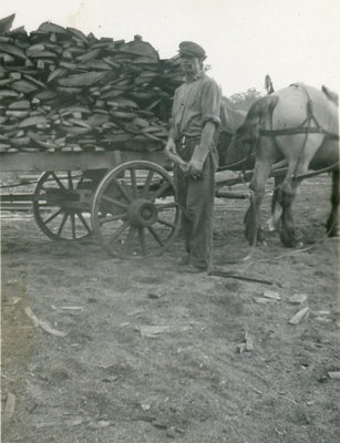 Gordon Lisk dans le parc à bois du George Gordon Lumber Company / Gordon Lisk in the lumber yard of the George Gordon Lumber Company