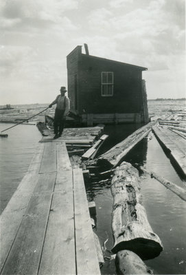 Employé sur le log-boom du George Gordon Lumber Company / Mill employee on the log boom of the George Gordon Lumber Company