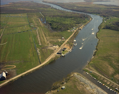 Vue aérienne des bateaux sur la Rivière Sturgeon / Aerial view of boats on the Sturgeon Falls