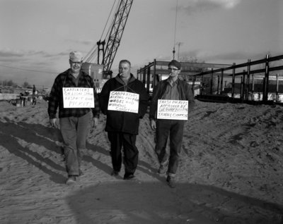 Ouvriers en grève durant la construction de l'école Sturgeon Falls High School / Workers on strike during the construction of the Sturgeon Falls High School