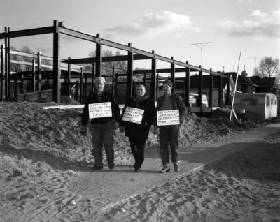 Ouvriers en grève durant la construction de l'école Sturgeon Falls High School / Workers on strike during the construction of the Sturgeon Falls High School