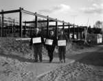 Ouvriers en grève durant la construction de l'école Sturgeon Falls High School / Workers on strike during the construction of the Sturgeon Falls High School