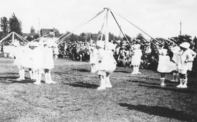 Dundarave School Maypole Dancing Team