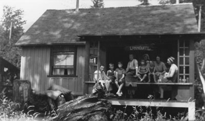 Mr. and Mrs. Lunn with family at &quot;Lynnduffy&quot; house at 19th Street