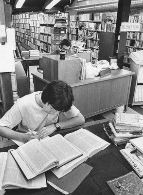 Librarians Roy Hunter & Patricia Gares