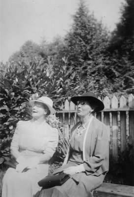 Photo of Harriet Dixon and Nellie (Dixon) James.