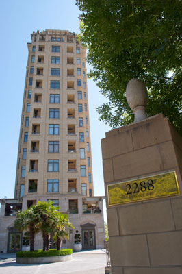 Apartment Building at 2288 Bellevue Avenue