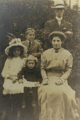 Richard & Edith Ford with their children: Herbert, Gladys (L) and Mildred (R)