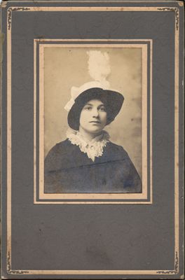 Woman wearing a hat and ruffled collar - Schott family