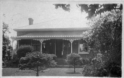 A militia house on Centre Street, c.1910.