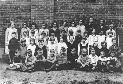 Almonds Town Line School Class, 1930