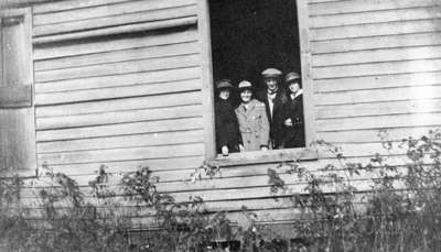 Goldring Family at National Hotel, c.1914