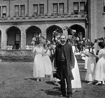 May Court Procession at Ontario Ladies' College, May 1912