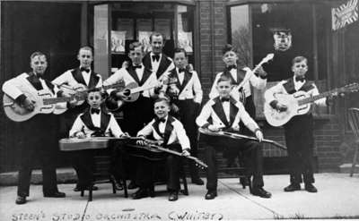 Students of Ragnar Steen at his studio, 1935