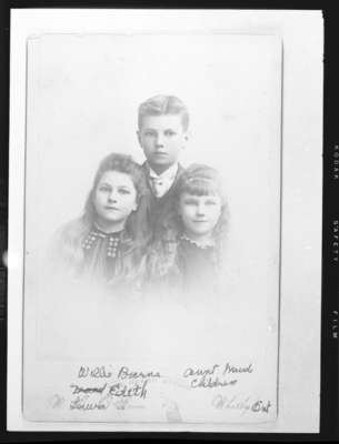 Laura Gertrude Barnes (1880-1979), William Douglas Barnes (1879-1974) and Edith May Barnes (1886-1979), c.1891