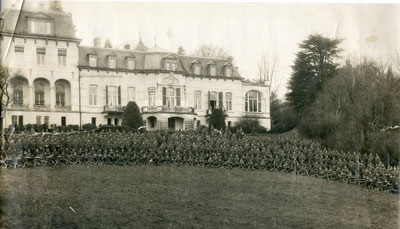 Group Photo Soldiers on lawn in front of large white hotel